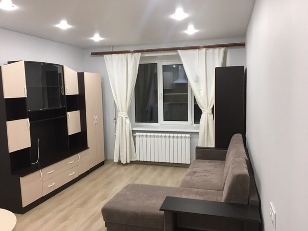 Фото: Сдам впервые квартиру студию от собственника на длительный срок после евро ремонта. В квартире очень просторно и светло, есть вся мебель, новая кухня и бытовая техника, интернет. Пол - хороший дорогой ламинат, окна - трехкамерные стеклопакеты (выходят на тихий двор), потолок - натяжной с точечными светильниками.<br>Квартира находиться рядом с платформой Кучино, идти 3 минуты пешком. До метро Курская 30 минут на электричке. До станции Реутово две остановки на электричке, оттуда 10 минут пешком до метро Новокосино, либо 15 минут на маршрутке. <br>Рассматриваем: только одна девушка, женщина до 40 лет, гражданка РФ, работающая, не студентка и не курящая, без животных, чистоплотной и платежеспособной. Семейные пары и одинокие мужчины НЕ подходят. Оплата 21000р + за воду,свет и интернет. Залог 21000 р. <br>Просмотр квартиры в будни с 20:00, выходные дни-по договорённости. Пишите в ЛС отвечу на все вопросы