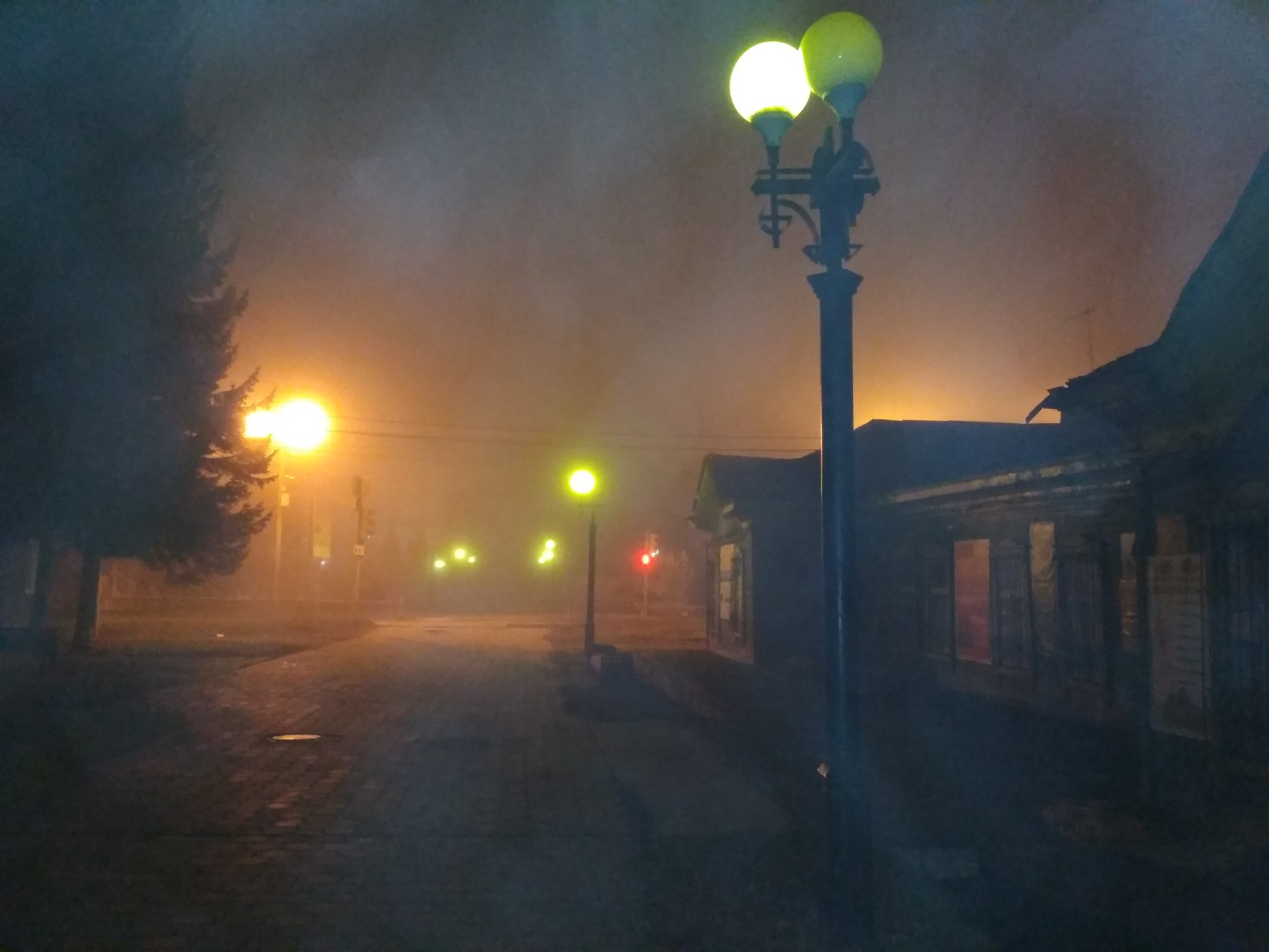 Фото Владислава Вальда Фотообзор: свет, пустота и люди как тени в затуманенном Омске