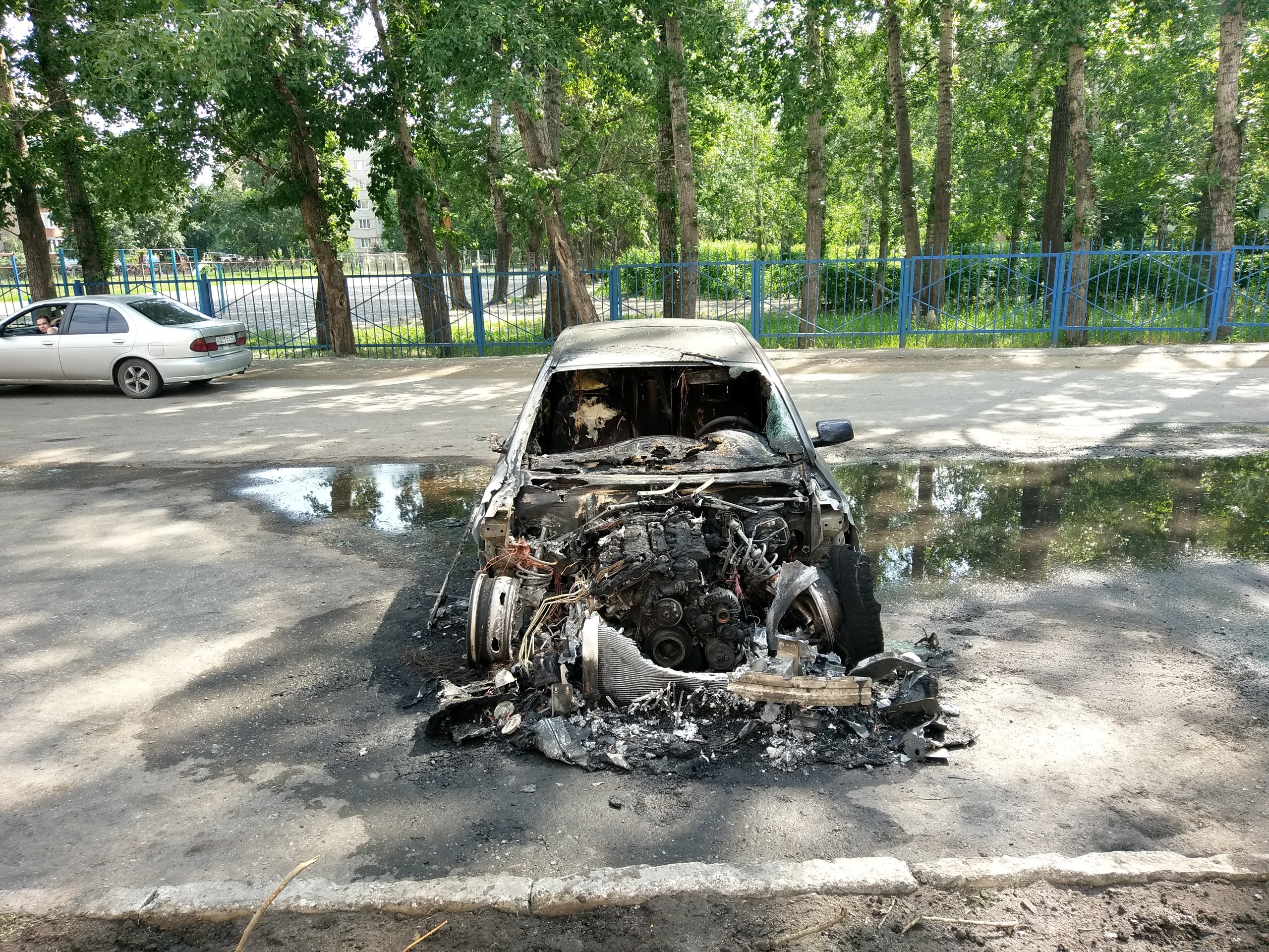 Видео: в Омске ночью сгорела половина BMW