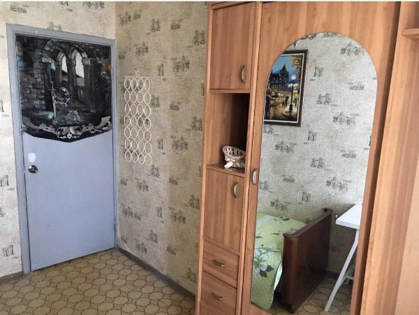 Метро ЮЖНАЯ! Сдаётся небольшая комната в трехкомнатной квартире, до метро идти реально 5 минут. В других комнатах живут, молодая пара и девушка. Комнаты все отдельные. Санузел раздельный. Живем давно. Хозяйка отличная женщина. Рассмотрим неконфликтную девушку, без вредных привычек, животных и финансовых трудностей. Оплата 13.333 + коммуналка (свет+вода по счетчикам и интернет). Комната свободна с 1 апреля<br>Подробности в лс - фото Фото: Метро ЮЖНАЯ! Сдаётся небольшая комната в трехкомнатной квартире, до метро идти реально 5 минут. В других комнатах живут, молодая пара и девушка. Комнаты все отдельные. Санузел раздельный. Живем давно. Хозяйка отличная женщина. Рассмотрим неконфликтную девушку, без вредных привычек, животных и финансовых трудностей. Оплата 13.333 + коммуналка (свет+вода по счетчикам и интернет). Комната свободна с 1 апреля<br>Подробности в лс