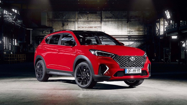 Hyundai Tucson получил «спортивную» модификацию N Line. Отличия от обычного кроссовера заключаются в декоре (свои 19-дюймовые диски, новый бампер и куча красных акцентов в салоне), а также перенастроенном рулевом управлении и более жёсткой подвеске: