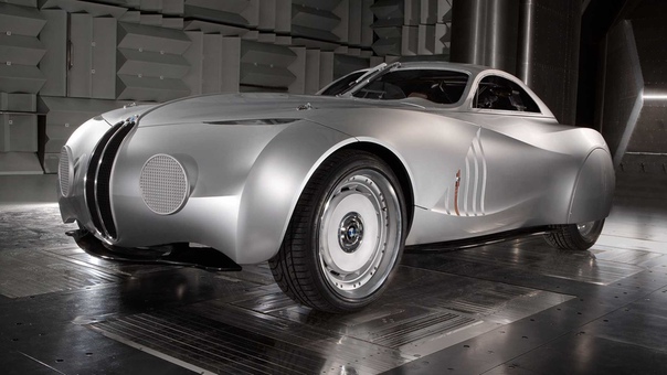 BMW Mille Miglia Coupe — Футуристичный концепт-кар 2006 года в стиле ретро. Дизайн, придуманный Крисом Бэнглом, навеян духом гоночных машин 1940-х годов с извилистым кузовом.