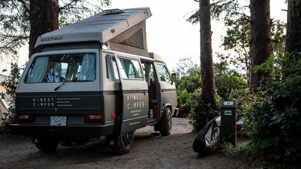 Кемпинг в Ванкувере предлагает своим гостям старенькие VW Westfalia оборудованные всеми удобствами для комфортного путешествия. Приятное спальное место, зона для готовки и складная крыша. 