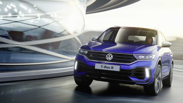 Марка Volkswagen рассекретила «заряженный» кроссовер T-Roc R. Он получил 300-сильный двухлитровый турбомотор от заряженного хэтчбека Golf R, и тормозную систему от него же. В результате новинка разгоняется до «сотни» за 4,9 секунды, а максимальная скорость ограничена на отметке в 250 километров в час: