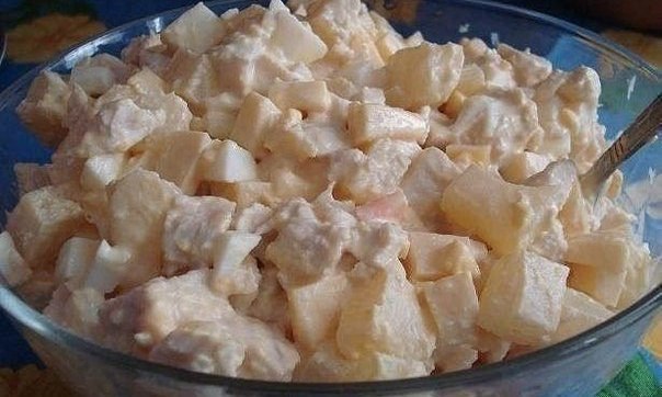 Салат с ананасами и курицей