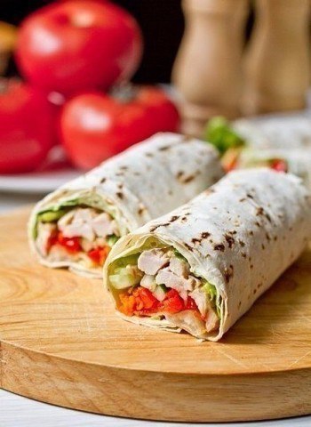 Ролл из лаваша с курицей и овощами