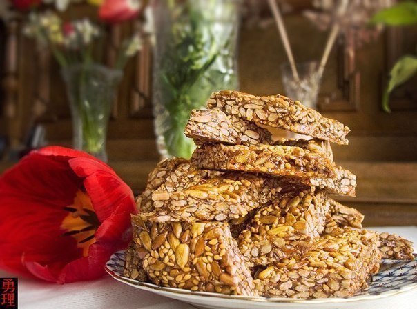 Козинаки с семечками и кунжутом.