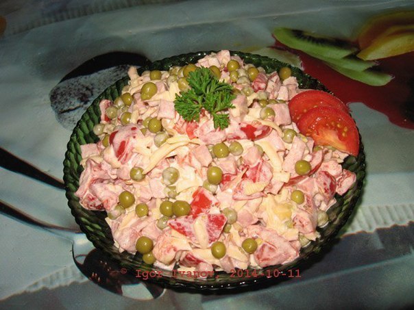 Сборный салат с помидорками и ветчиной.