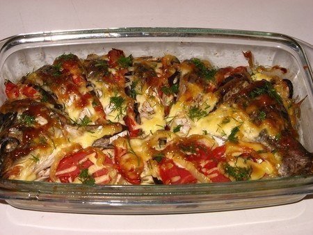 Карп, запеченный с овощами