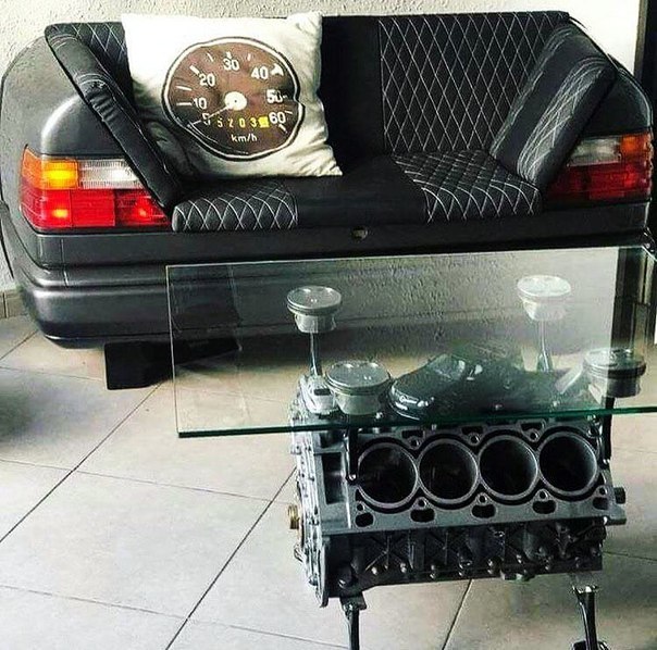 - Хотели бы такой диван со столом)