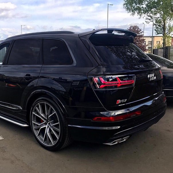 Хищная Audi SQ7 