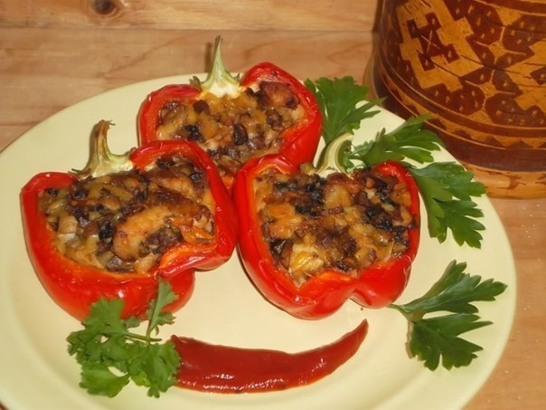 ПЕРЦЫ, ФАРШИРОВАННЫЕ КУРИЦЕЙ И ГРИБАМИ