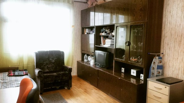 Сдается часть комнаты (20 кв. м.) в просторной 2-х комнатной квартире для одной девушки до 30 лет и без вредных привычек. С вами буду жить я (Настя 23года) а в соседней комнате девушка 30 лет с собачкой чихуахуа. Т.е. всего в квартире 3 человека. Цена 10500 + комуналка, телефон и интернет – 500-1000р. Надо заплатить залог за последний месяц проживания. <br>В комнате много места и разных шкафчиков, столик, есть балкон. Раздельный санузел, новая стиральная машинка; Живем уже давно и очень дружно. Хозяйка молодая добрая женщина, в квартиру не приезжает и нас не беспокойт.<br>До метро Петровско-Разумовская на автобусе 15-20мин. Столько же до окружной мцк.Также от нас можно доехать до ВДНХ и Войковской. Через 2 месяца открывают ст.метро Селигерская, это на парелельной улице. в нескольких остановках находится парк с прудом. <br>Немного о себе: я работаю в мед. центре. График сменный. Ложусь до 24:00, хотелось бы, чтобы после 23:00 в комнате было темно и тихо. Мы не помешаны на чистоте, но следим за порядком) <br>Пишите, отвечу на все вопросы. - фото Фото: Сдается часть комнаты (20 кв. м.) в просторной 2-х комнатной квартире для одной девушки до 30 лет и без вредных привычек. С вами буду жить я (Настя 23года) а в соседней комнате девушка 30 лет с собачкой чихуахуа. Т.е. всего в квартире 3 человека. Цена 10500 + комуналка, телефон и интернет – 500-1000р. Надо заплатить залог за последний месяц проживания. <br>В комнате много места и разных шкафчиков, столик, есть балкон. Раздельный санузел, новая стиральная машинка; Живем уже давно и очень дружно. Хозяйка молодая добрая женщина, в квартиру не приезжает и нас не беспокойт.<br>До метро Петровско-Разумовская на автобусе 15-20мин. Столько же до окружной мцк.Также от нас можно доехать до ВДНХ и Войковской. Через 2 месяца открывают ст.метро Селигерская, это на парелельной улице. в нескольких остановках находится парк с прудом. <br>Немного о себе: я работаю в мед. центре. График сменный. Ложусь до 24:00, хотелось бы, чтобы после 23:00 в комнате было темно и тихо. Мы не помешаны на чистоте, но следим за порядком) <br>Пишите, отвечу на все вопросы.