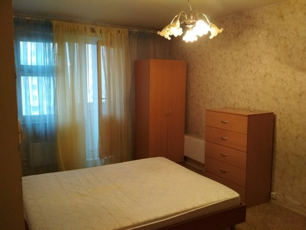 Сдаётся комната в 2х комнатной квартире (на длительный срок)<br>Никаких стенок, ковров и прочих пережитков СССР<br>Проживание без хозяев (снимаю 4 года)<br>Хозяйка - адекватная пожилая женщина<br>МЕСТОПОЛОЖЕНИЕ:<br>Москва, м. Речной Вокзал, 7 минут пешком<br>Рядом парк и речной порт<br>О КОМНАТЕ:<br>Просторная (18 кв.м.) + балкон, светлая, всё необходимое, ничего лишнего (мебель IKEA - двуспальная кровать, 2х створчатый шкаф, комод, диван)<br>О КВАРТИРЕ:<br>Дом постройки 2007 года, большие кухня и прихожая, СУ раздельный, вся необходимая бытовая техника (холодильник, микроволновка, чайник, стиральная машина...), посуда - всем можно пользоваться<br>Можно курить - на кухне<br>О ВАС:<br>Предпочтительно 1-2 девушки 27-37, работающие, платёжеспособные, ответственные, с паспортом РФ<br>О НАС:<br>Две девушки 34 и 35 <br>Работаем, дома бываем редко<br>ОПЛАТА:<br>22 000 руб. (в стоимость включены к/у и WiFi)<br>залог - 5000 рублей, комиссии нет!<br>не агент, живу в соседней комнате - фото Фото: Сдаётся комната в 2х комнатной квартире (на длительный срок)<br>Никаких стенок, ковров и прочих пережитков СССР<br>Проживание без хозяев (снимаю 4 года)<br>Хозяйка - адекватная пожилая женщина<br>МЕСТОПОЛОЖЕНИЕ:<br>Москва, м. Речной Вокзал, 7 минут пешком<br>Рядом парк и речной порт<br>О КОМНАТЕ:<br>Просторная (18 кв.м.) + балкон, светлая, всё необходимое, ничего лишнего (мебель IKEA - двуспальная кровать, 2х створчатый шкаф, комод, диван)<br>О КВАРТИРЕ:<br>Дом постройки 2007 года, большие кухня и прихожая, СУ раздельный, вся необходимая бытовая техника (холодильник, микроволновка, чайник, стиральная машина...), посуда - всем можно пользоваться<br>Можно курить - на кухне<br>О ВАС:<br>Предпочтительно 1-2 девушки 27-37, работающие, платёжеспособные, ответственные, с паспортом РФ<br>О НАС:<br>Две девушки 34 и 35 <br>Работаем, дома бываем редко<br>ОПЛАТА:<br>22 000 руб. (в стоимость включены к/у и WiFi)<br>залог - 5000 рублей, комиссии нет!<br>не агент, живу в соседней комнате