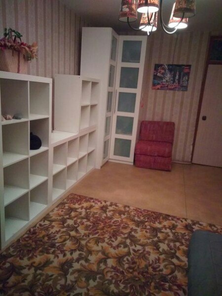 ВДНХ. БЕЗ ДЕПОЗИТА. Я собственник. <br>Сдам изолированную комнату с балконом в трёшке за 15000р.<br>В комнате двуспальный диван, шкаф, комп.стол и этажерки. Балкон не застеклен, отремонтирован, с видом на лес.<br>В соседях две студентки и парень<br>Всё необходимое в квартире есть: СВЧ, плита, стиралка, посуда. Wi Fi. <br>До метро ВДНХ на транспорте по выделенке пятнадцать-двадцать минут. Также есть возможность доехать до ст.м. Отрадное, Бабушкинская, Медведково и от жд станции Лось также до ст.м. Комсомольская и площади трех вокзалов. Рядом с домом тц Ханой, парк Лосиныи остров, тц Золотой Вавилон.<br>Проживание без хозяев, оплата на карту, коммуналка на всех поровну по счетчикам. В среднем 500р. с человека<br>Заселение с 1 февраля - фото Фото: ВДНХ. БЕЗ ДЕПОЗИТА. Я собственник. <br>Сдам изолированную комнату с балконом в трёшке за 15000р.<br>В комнате двуспальный диван, шкаф, комп.стол и этажерки. Балкон не застеклен, отремонтирован, с видом на лес.<br>В соседях две студентки и парень<br>Всё необходимое в квартире есть: СВЧ, плита, стиралка, посуда. Wi Fi. <br>До метро ВДНХ на транспорте по выделенке пятнадцать-двадцать минут. Также есть возможность доехать до ст.м. Отрадное, Бабушкинская, Медведково и от жд станции Лось также до ст.м. Комсомольская и площади трех вокзалов. Рядом с домом тц Ханой, парк Лосиныи остров, тц Золотой Вавилон.<br>Проживание без хозяев, оплата на карту, коммуналка на всех поровну по счетчикам. В среднем 500р. с человека<br>Заселение с 1 февраля