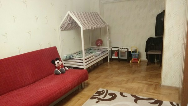 В 10 мин от м. Пражская предлагается чистая просторная 1-я квартира порядочным платежеспособным жильцам. Во дворе шлагбаум, дом одно-подъездный, парко-место ВСЕГДА!!! имеется.<br>Установлен бойлер, холодильник INDESIT и стиралка LG новые, менее года в использовании. Большая лоджия через всю квартиру, вещи на фото уедут с нынешним жильцами до 5го декабря. Так же как и посудомойка, красный диван, детская кровать и стол. На кухне стоит раскладной 3х местный диван-кровать, его можно переместить в спальню при желании.<br>Рассматриваем славян , можно с детьми и мелкими животными, оплата 30 000 за первый месяц и последний+ счётчики (свет, вода).<br> С АГЕНТАМИ ПРИНЦИПИАЛЬНО НЕ СОТРУДНИЧАЮ, ПРОСЬБА НЕ ОТНИМАТЬ ВРЕМЯ!!!!!! - фото Фото: В 10 мин от м. Пражская предлагается чистая просторная 1-я квартира порядочным платежеспособным жильцам. Во дворе шлагбаум, дом одно-подъездный, парко-место ВСЕГДА!!! имеется.<br>Установлен бойлер, холодильник INDESIT и стиралка LG новые, менее года в использовании. Большая лоджия через всю квартиру, вещи на фото уедут с нынешним жильцами до 5го декабря. Так же как и посудомойка, красный диван, детская кровать и стол. На кухне стоит раскладной 3х местный диван-кровать, его можно переместить в спальню при желании.<br>Рассматриваем славян , можно с детьми и мелкими животными, оплата 30 000 за первый месяц и последний+ счётчики (свет, вода).<br> С АГЕНТАМИ ПРИНЦИПИАЛЬНО НЕ СОТРУДНИЧАЮ, ПРОСЬБА НЕ ОТНИМАТЬ ВРЕМЯ!!!!!!