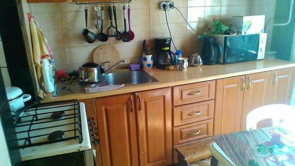 Строго без посредников и агентов!<br> <br>Проживание без хозяев! Сдам за 7 т.р./мес. без комиссий ПОЛОВИНУ большой изолированой комнаты 18 м2, полноценная комната 9м2 (во второй половине комнаты проживает воспитанная и чистоплотная девушка) в просторной двушке в центре города Домодедово. <br><br>Места общего пользования в приличном состоянии. В квартире уютно и тепло, без посторонних запахов и насекомых. Окна пластиковые. Имеется большой балкон. Каждая комната закрывается на ключ. Стиралка, микроволновка, чайник, газовая плита, утюг, пылесос, телевизор имеются. Интернет (оплата пополам). <br><br>В соседях хотелось бы видеть спокойную, аккуратную, честную, платежеспособную С Л А В Я Н К У которая уважает личное пространство других. В другой комнате проживают адекватные молодые люди, как видите, словарь синонимов у нас большой). Дорога до г. Москвы: 10 минут пешком от платформы, электрички ходят до метро Нагатинская, Варшавская и Павелецкая. Кому удобнее добираться до Москвы на маршрутке, то остановка напротив дома, время в пути до станции метро Домодедовская занимает 20-30 мин. <br>Залог обсуждается. - фото Фото: Строго без посредников и агентов!<br> <br>Проживание без хозяев! Сдам за 7 т.р./мес. без комиссий ПОЛОВИНУ большой изолированой комнаты 18 м2, полноценная комната 9м2 (во второй половине комнаты проживает воспитанная и чистоплотная девушка) в просторной двушке в центре города Домодедово. <br><br>Места общего пользования в приличном состоянии. В квартире уютно и тепло, без посторонних запахов и насекомых. Окна пластиковые. Имеется большой балкон. Каждая комната закрывается на ключ. Стиралка, микроволновка, чайник, газовая плита, утюг, пылесос, телевизор имеются. Интернет (оплата пополам). <br><br>В соседях хотелось бы видеть спокойную, аккуратную, честную, платежеспособную С Л А В Я Н К У которая уважает личное пространство других. В другой комнате проживают адекватные молодые люди, как видите, словарь синонимов у нас большой). Дорога до г. Москвы: 10 минут пешком от платформы, электрички ходят до метро Нагатинская, Варшавская и Павелецкая. Кому удобнее добираться до Москвы на маршрутке, то остановка напротив дома, время в пути до станции метро Домодедовская занимает 20-30 мин. <br>Залог обсуждается.