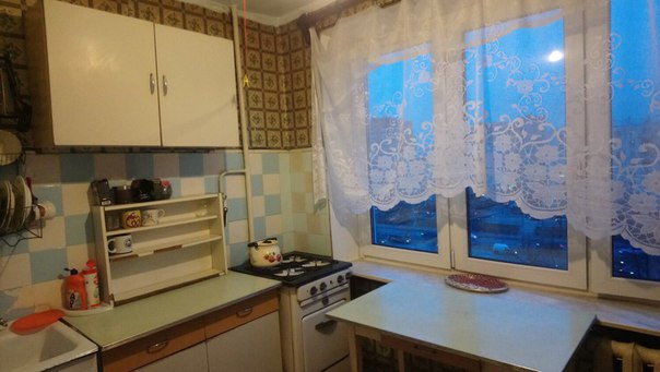 Фото: Сдаётся комната в двухкомнатной квартире на длительный срок. Сдаётся с сегодняшнего дня,заезд в ближайшее время. В одной комнате проживаю я-женщина 50 лет, работаю, не собственник, сама снимаю, комната освободилась, съехали жильцы. Хозяйка приезжает раз в месяц за деньгами. Ищу двух девушек, возраст от 20 до 30 лет, чистоплотные, платежеспособные, без гостей и вредных привычек, любящих животных). В квартире живет одна милая кошечка.<br>Комната большая, просторная,поэтому сдаётся для двух человек.В комнате есть балкон. Из мебели в комнате есть кровать,диван,шкаф,стенка.Санузел раздельный.Микроволновка,скоро будет стиральная машина.<br>Очень удобное расположение-от метро Автозаводская 5 мин.пешком,от МЦК 2 минуты пешком.<br>Развитая инфраструктура- рядом 
