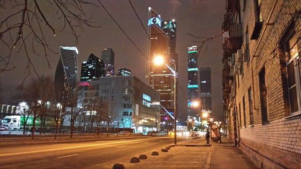 Фото: 25 000 Все включено. <br>Комната в 2х комнатной квартире у метро Выставочная. <br>Сдаем большую, уютную, светлую комнату 17 кв.м. в самом центре Москвы. Из Окна открывается вид на Сити и на гостиницу 