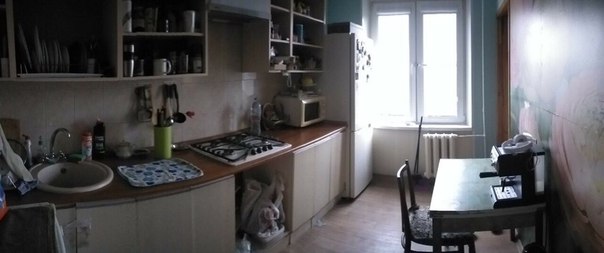 Фото: Два кота и три человека ищут соседку для совместного житья в двухкомнатной квартире. <br> <br>Традиционное завлекательное описание: <br>Сдается персональное койко-место - шикарный диван в отдельной комнате с соседкой. К комнате прилагается балкон с видом с высоты 9 этажа. Так же в распоряжении есть шкаф и стол, просто потому что это вещи для жизни полезные, а на кухне - стиралка и микроволновка, потому что это - вещи гипер-полезные, особенно для приверженцев лени. Вай-фай также в наличии, так как без него жизнь - не жизнь, а адские муки. Ближайшее метро - Сходненская (идти 10 минут быстрым шагом), также можно доехать минуты за три на автобусе тире маршрутке. Рядом много магазинов с едой и всяким нужным и ТЦ 