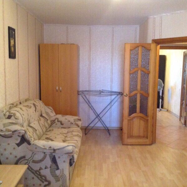 Фото: Срочно!<br>М. Новокосино , 7мин пешком до метро  <br>Подселю мужчину в большую комнату где проживает двое мужчин( работают , не курят). Сдается часть комнаты - Отдельное спальное место, шкаф, полочки и тумбочки всякие. В двух других комнатах проживают по трём парням. <br>Сам район прекрасный..рядом ТЦ все варианты супермаркетов, новый и качественный фитнес Новая Лига и прочее. Квартира 3 комнатная , чистая, Большая и уютная, ремонт сделан 2015 году. все комнаты раздельные, 2 с/у ,в комнате  кровать,комод,шкаф и маленький диван,для проживания все имеется. <br>Всё чисто и аккуратно. Я не агент,собственник! В соседях русские мужчины, учатся или работают!  У нас ребята не только живут но и дружат!<br>На Квартире сухой закон! <br>Мы ищем славянина с гражданством РФ  <br>Цена: 7 500; цена за месяц. Цена указана включая электричество, воду, Интернет, <br>бытовую химию. <br>То есть за всё. <br>Метро новокосино  ул октября 20<br>От метро 7 мин пешком! 8-903-77982-22<br>или ватсап/вайбер.