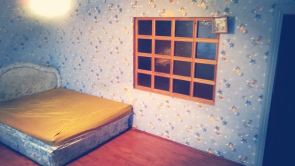 Фото: Из колыбели Вавилона в лоно Природы <br> <br>Доброго Дня! В 37 км к северу от Первопрестольной (Пушкинский р-н МО) сдаётся уютная комната в кирпичном частном Доме. Площадь - без малого 18 квадратов. В Домике всегда очень тепло и чисто. Хозяева (соседи) благостные люди, стремящиеся к развитию в ЗОЖ-спектре. <br> <br>Среди удобств: просторная кухня, плита, холодильник, микроволновка (навсякай), стиральная машина, пылесос, парковочное место. Санузел раздельный. Хорошая дорога и общественное транспортное сообщение с МСК. <br> <br>Из приятных бонусов: отопление в уборной и ванной, автоматическое включение света при входе.<br> <br>На Природке ЗОЖивёте качественно иначе!  <br> <br>Прайс 10 рябчиков / месяц + 10% (fix) на энергоресурсы.<br> <br>Предложение актуально для 1 Человека.<br><br>Подробности по номерочку: +7 968 829 89 48 