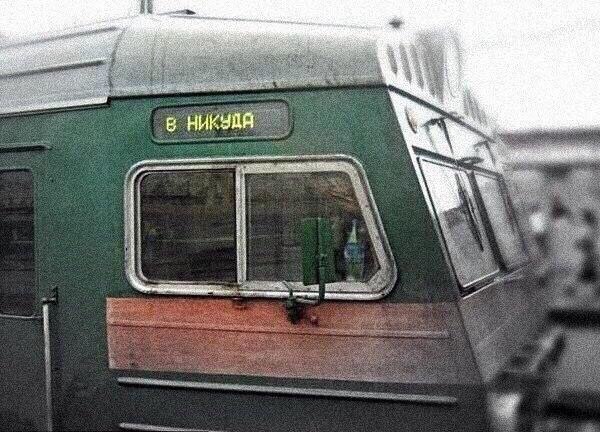 В семь не умерли от рыбьего жира перед завтраком, в десять не были сожраны монстром из шкафа, в семнадцать не повесились, глядя, как пишут не нам глупые нежности. Семнадцать лет, не часов, конечно. В двадцать пять, наверное, все кризисы переживём, мировые, личные. Живучие, очень живучие. Жаль, что никчёмные. 