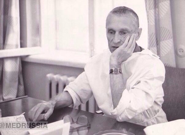 Николай Михайлович Амосов (06.12.1913-12.12.2002) — легендарный советский и украинский кардиохирург, учёный и писатель.