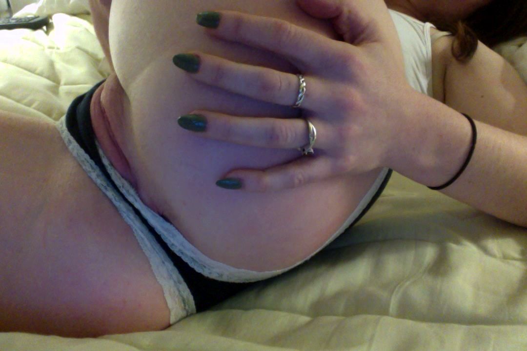 Hawt secretary in nylons unexpectedly meets her