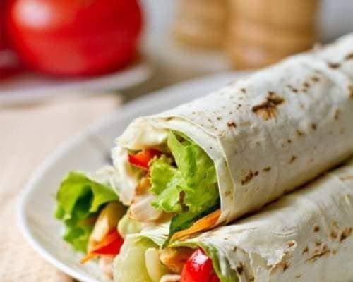 Ролл из лаваша с курицей и овощами На 100г. 133,08 ккал, Б/Ж/У 9,18/0,82/21,35...