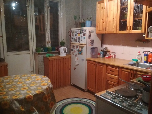Фото: Сдаётся изолированная комната одной девушке в 3х комнатной квартире с 20 апреля! <br>Метро Строгино (8 мин пешком), до м.Щукинская 15 мин на наземном транспорте, остановка рядом с домом.<br>Ашан и Леруа в 15 минутах езды на автобусе, рядом большой парк, фитнес (NeoFit),спорт центр Янтарь, Макдак, 2 пиццерии, Пятёрочка, Вкусвилл, Перекресток, в общем, всё что душе угодно- всё рядом)<br>Соседки доброжелательные, хорошие девушки<br>Стоимость 15000р(+ свет 100р)<br>Залог 15000р<br>По всем интересующим вопросам, доп фоткам пишите в личку<br><br>