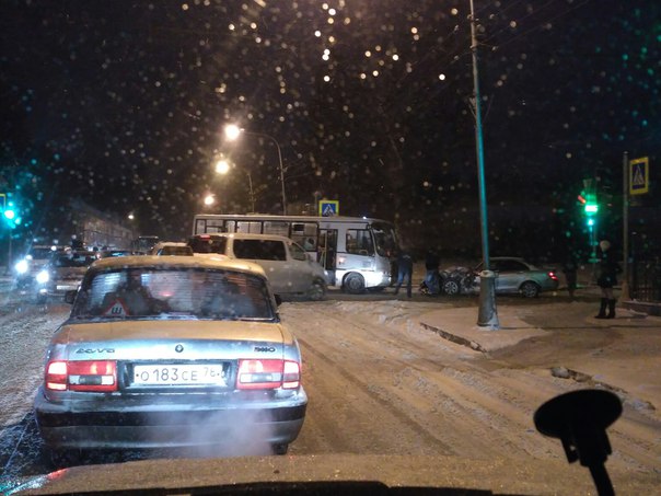 Под Петербургом в утренней аварии с автобусом и иномаркой пострадал ребенок