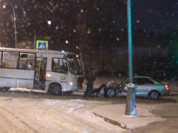 Под Петербургом в утренней аварии с автобусом и иномаркой пострадал ребенок
