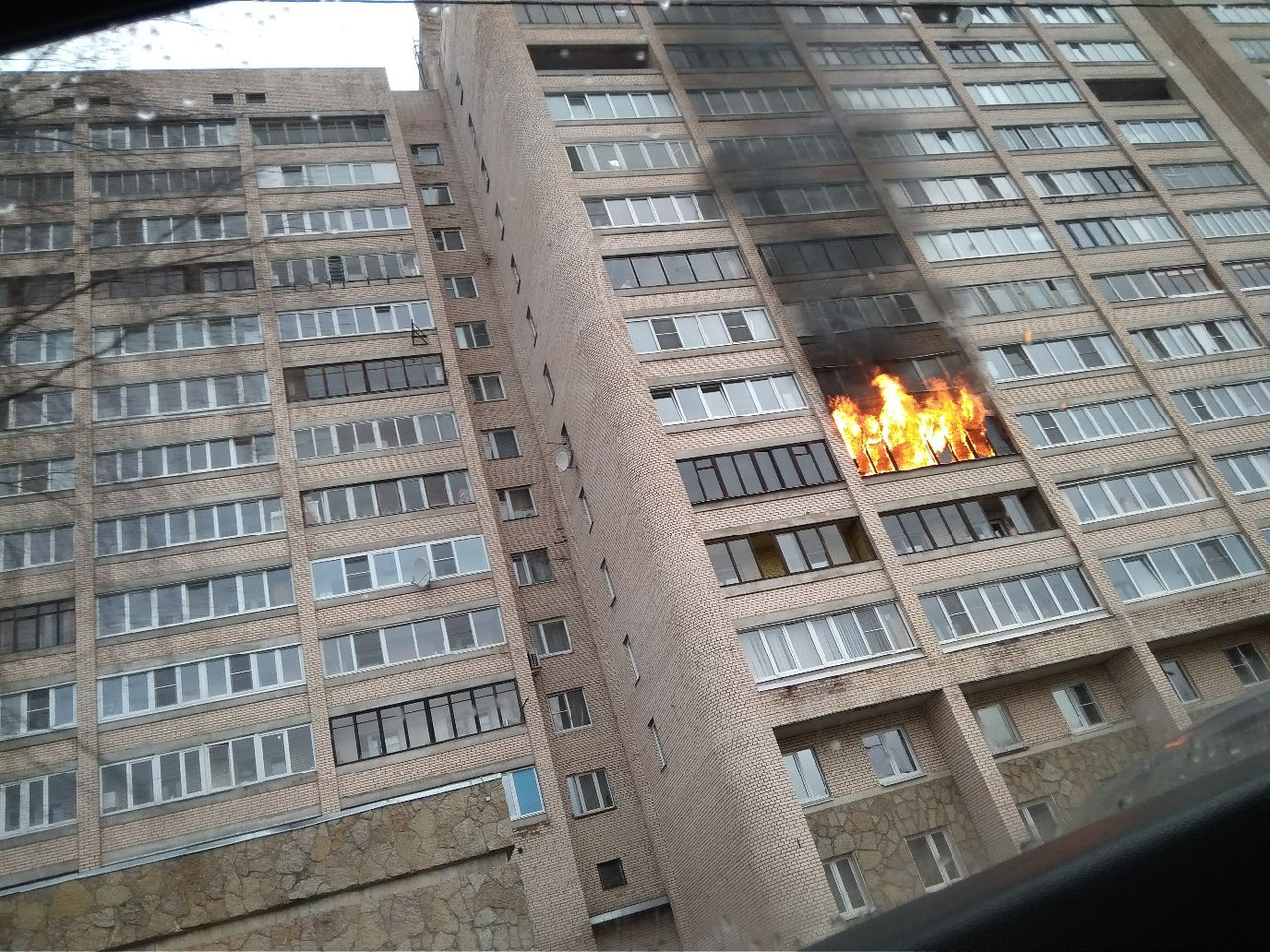 В жилой многоэтажке на севере Петербурга полыхает квартира