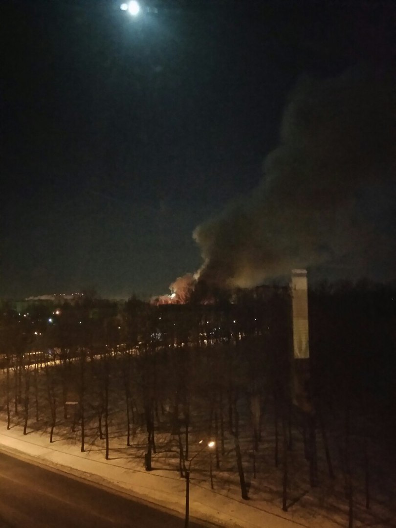 Юг Петербурга задыхается от дыма из-за крупного пожара