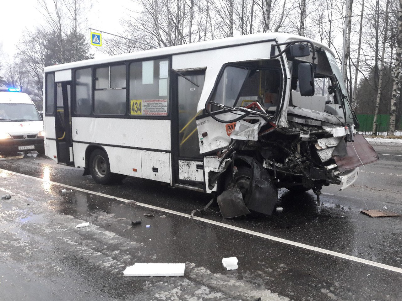 Внедорожник влетел в маршрутку на Выборгском шоссе