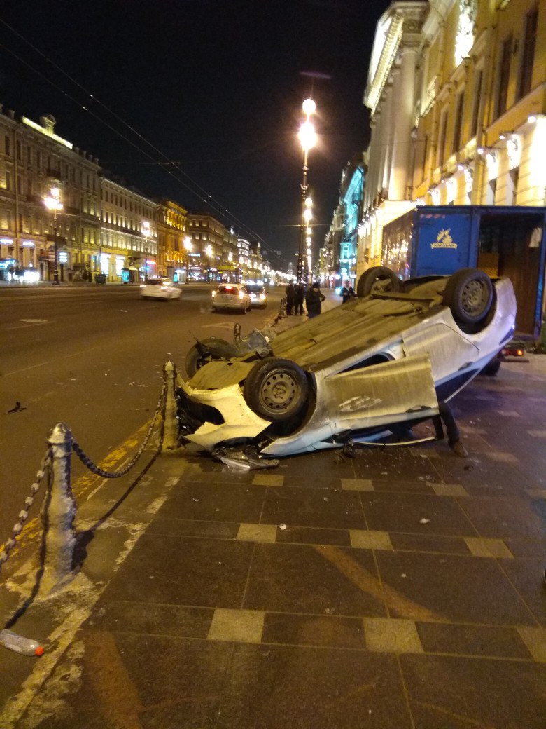 На Невском проспекте иномарка вылетела на тротуар и перевернулась