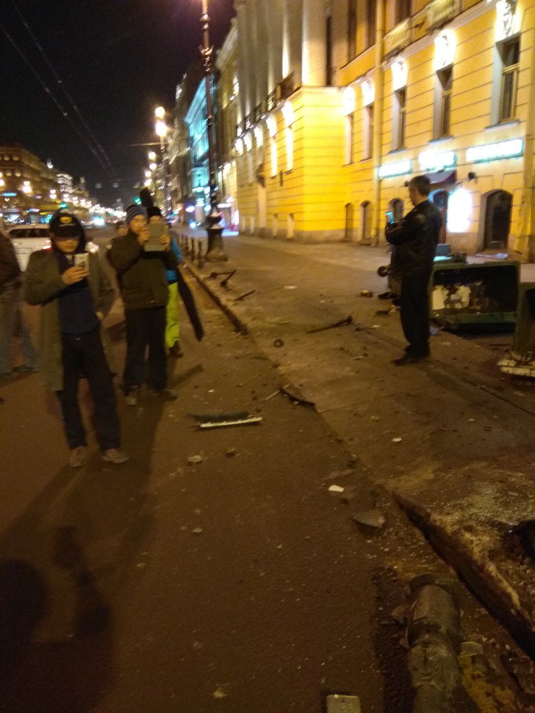 На Невском проспекте иномарка вылетела на тротуар и перевернулась