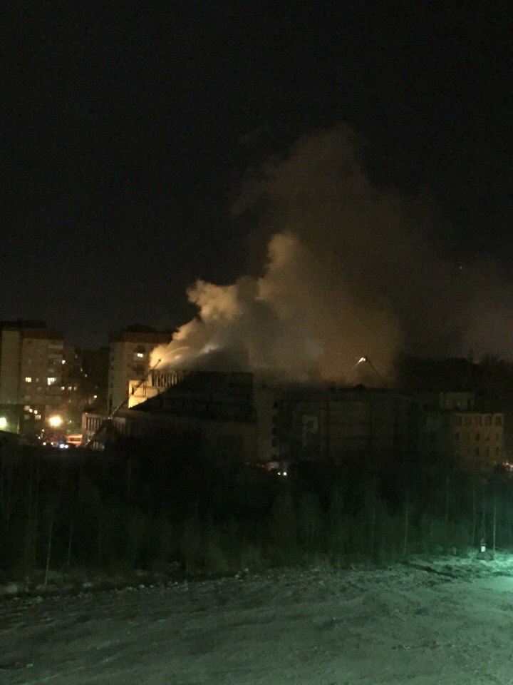 Юг Петербурга задыхается от дыма из-за крупного пожара