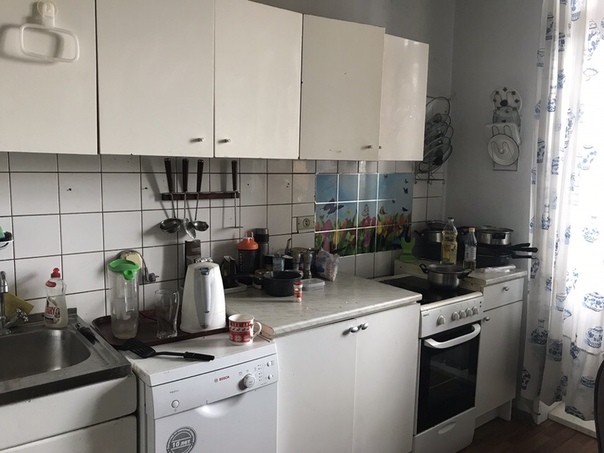Фото: Сдается часть комнаты в центре в добротном кирпичном доме (площадь комнаты 30кв.м) хорошей спокойной, без вредных привычек девушке - в просторной малонаселенной 3-х комн. квартире. Высота потолков 3 метра, в квартире много воздуха, большие холлы. В соседних комнатах проживают по 1 человеку. Площадь квартиры порядка 110 кв. м., два туалета, отдельная ванная комната. Соседи спокойные и доброжелательные. Вид из окна на подворье Троице-Сергиевой Лавры. Оплата со всеми коммунальными платежами 14, 5 тыс.руб. (Часть комнаты 11 500+ 3 000 примерная стоимость коммунальных расходов). Без залога и комиссии, так как сдаёт подруга  Квартиру она всегда сдавала своим знакомым, поэтому и я стараюсь найти себе в соседки добропорядочную девушку<br>Адрес: Олимпийский проспект 10К1. На фото в комнате много вещей, так как на тот момент я только переехала, но в общем по жизни стараюсь держать порядок)<br><br>