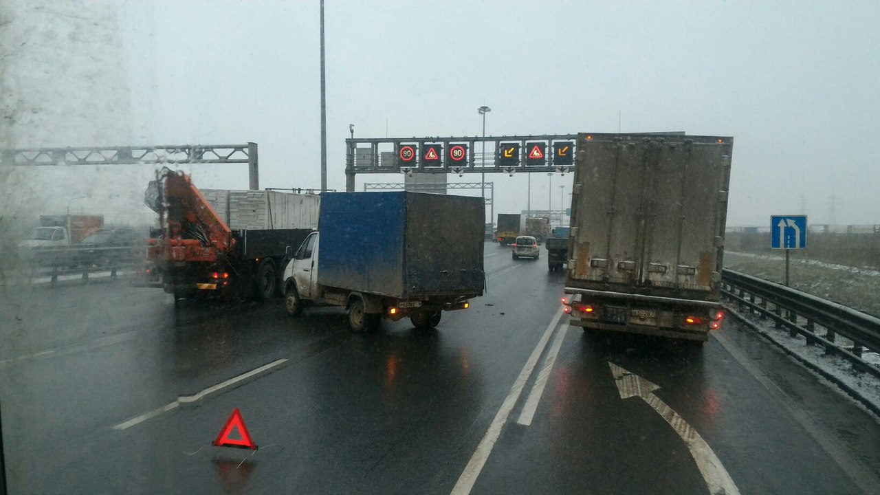 "Газель" и манипулятор создали большой затор на КАД