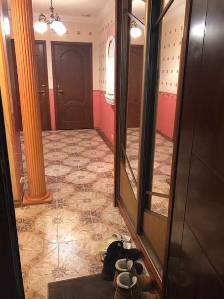 Фото: Репост, кому не трудно. Сдаётся комната 18 м2 с лоджией в 3-к квартире, 5/17эт. 12 мин. пешком от метро Новокосино. Есть все необходимое для проживания, с/у раздельный. Нет шумных улиц. Через дорогу лес, в 12 минутах ходьбы три озера, в одном из них летом можно купаться,  рядом супермаркеты: Перекрёсток, Вкус Вилл, Пятёрочка, аптеки, спорткомплексы. Аренда 18000руб. + свет, вода по счётчикам. Страховой депозит 14000руб. (коммуналка дешевая, ввиду оформленных льгот) В квартире проживает девушка и парень. Рассмотрим платежеспособных и порядочных граждан РФ от 25-30лет без животных/детей. Строго, одного парня или девушку без вредных привычек.<br>О нас : мы добрые , не конфликтные, уважаем комфорт друг друга ,тишину и чистоплотность. Каждую неделю убираем по очереди на общей территории. Дискотек не устраиваем ,но можем <br>отдохнуть с общего согласия не нарушая общественный порядок . Гостей постоянно не водим, уважаем личное пространство. Занимаемся архитектурой и дизайном. <br>Заселение 1 апреля. По всем вопросам пишите в личные сообщения.<br><br>