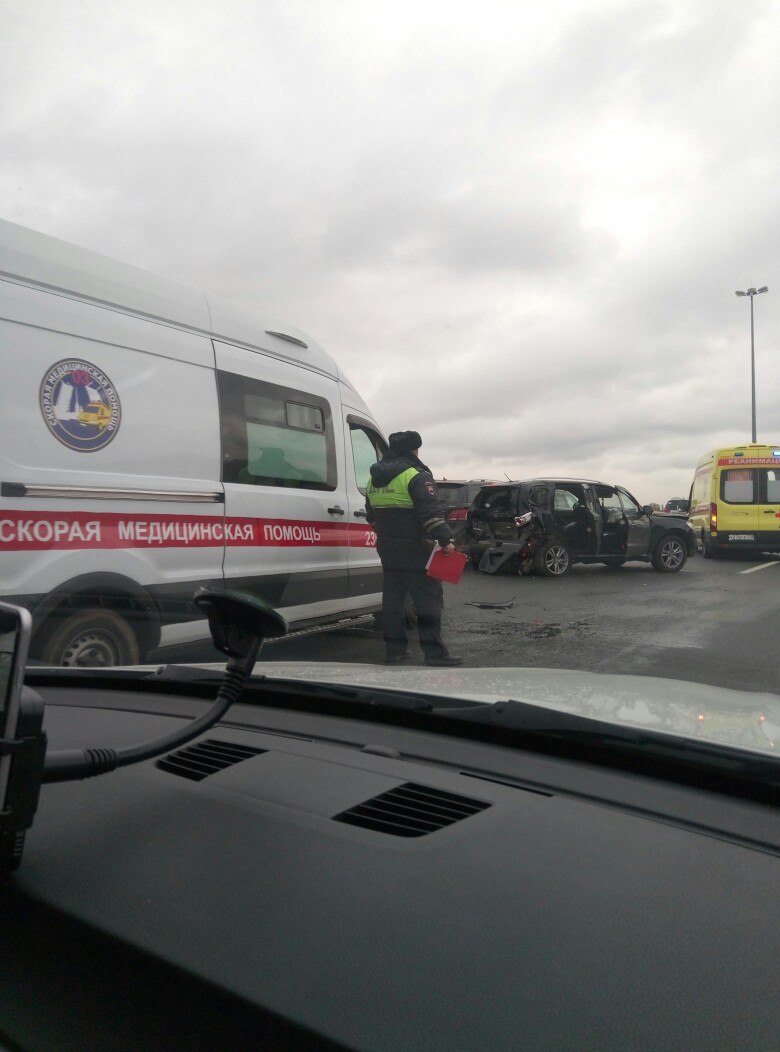 Столкновение трёх автомобилей на КАД собрало многокилометровую пробку