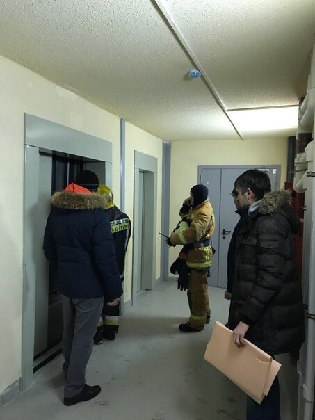 Грузовой лифт с пассажиром внутри в Шушарах Грузовой лифт с пассажиром внутри в Шушарах