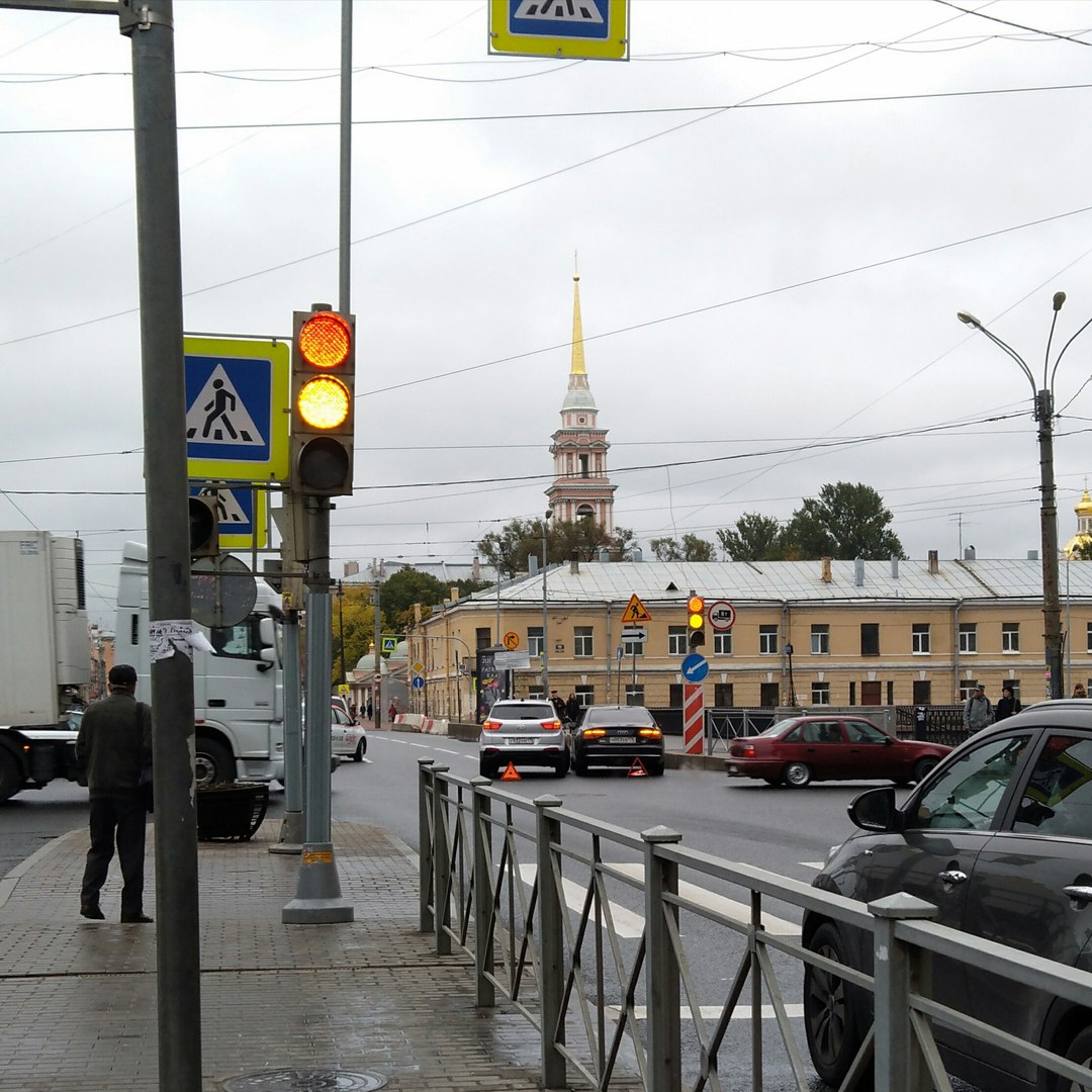 Иномарка вице-губернатора Петербурга попала в аварию