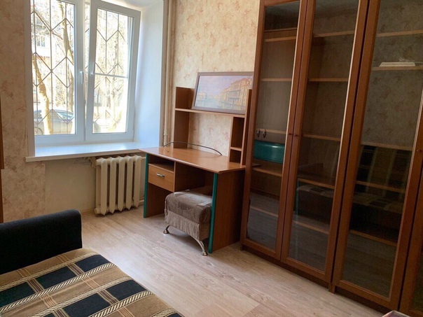 Ищутся новые соседи в замечательную изолированную большая комнату. Никакой комиссиинет. Я раньше жила в этой комнате, а сейчас помогаю хозяину найти вместо себя соседей. Квартира хорошая, тёплая и уютная !!! 15 минут/пешком от м.Университет или м. Новые Черёмушки (ленинский проспект, 93к3, высокий 1/10 этаж, есть решётки, окна пластиковые). Рядом отличный сквер . Комната закрывается. В квартире несколько дней назад окончен ремонт - поэтому и съехала т.к. был ремонт (замена всех полов на ламинат, всей проводки и полностью ремонт в коридоре). В комнате хороший косметический ремонт, современная мебель. Есть двуспальный диван , стеллажи со столом Mr Doors, комп.стол, шкаф, беспроводной wi fi . Есть все необходимое для проживания. Проживание без собственника. Квартиру хозяин сдаёт по комнатам (берет только русских и адекватных (в соседях девушка и с/пара - это 3х-комнатная квартира). На кухне так же имеется вся бытовая техника (большой холодильник, плита, стиральная машинка, микроволновка). Раздельный санузел. Рассмотрим приличных людей (кроме 2 парней). Комната уже свободна, заселение сразу. <br>Цена 23.000. Залог 13.000.<br>Я на работе не могу ответить. Телефон хозяина 89629335556 Сергей (если заселитесь с вас шоколадка) - фото Фото: Ищутся новые соседи в замечательную изолированную большая комнату. Никакой комиссиинет. Я раньше жила в этой комнате, а сейчас помогаю хозяину найти вместо себя соседей. Квартира хорошая, тёплая и уютная !!! 15 минут/пешком от м.Университет или м. Новые Черёмушки (ленинский проспект, 93к3, высокий 1/10 этаж, есть решётки, окна пластиковые). Рядом отличный сквер . Комната закрывается. В квартире несколько дней назад окончен ремонт - поэтому и съехала т.к. был ремонт (замена всех полов на ламинат, всей проводки и полностью ремонт в коридоре). В комнате хороший косметический ремонт, современная мебель. Есть двуспальный диван , стеллажи со столом Mr Doors, комп.стол, шкаф, беспроводной wi fi . Есть все необходимое для проживания. Проживание без собственника. Квартиру хозяин сдаёт по комнатам (берет только русских и адекватных (в соседях девушка и с/пара - это 3х-комнатная квартира). На кухне так же имеется вся бытовая техника (большой холодильник, плита, стиральная машинка, микроволновка). Раздельный санузел. Рассмотрим приличных людей (кроме 2 парней). Комната уже свободна, заселение сразу. <br>Цена 23.000. Залог 13.000.<br>Я на работе не могу ответить. Телефон хозяина 89629335556 Сергей (если заселитесь с вас шоколадка)