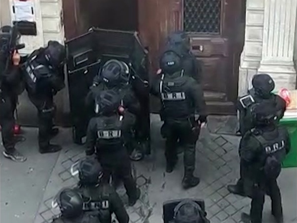 Полиция Парижа освободила облитых бензином заложников