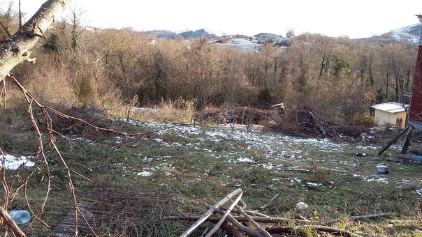 Продается участок 12 соток в живописном и уютном уголке г.Сочи.<br>Газ, вода и электричество проходят по краю забора, надо подключаться.<br>Расстояние до моря 5,5 км., до школы и детского садика 2 км., в 4 км. находится спортивный комплекс.<br>Центральная дорога асфальтирована, до участка, около 100м., грунт. Проулок тупиковый, 9 домов 3 не застроенных участка. Участок по документам 12 соток, а по факту больше 30.<br>Из документов: свидетельство(собственность с разрешением на строительство).Кадастровый паспорт со всеми чертежами и всеми отметками.<br>Цена: 1 300 000р. - фото Фото: Продается участок 12 соток в живописном и уютном уголке г.Сочи.<br>Газ, вода и электричество проходят по краю забора, надо подключаться.<br>Расстояние до моря 5,5 км., до школы и детского садика 2 км., в 4 км. находится спортивный комплекс.<br>Центральная дорога асфальтирована, до участка, около 100м., грунт. Проулок тупиковый, 9 домов 3 не застроенных участка. Участок по документам 12 соток, а по факту больше 30.<br>Из документов: свидетельство(собственность с разрешением на строительство).Кадастровый паспорт со всеми чертежами и всеми отметками.<br>Цена: 1 300 000р.