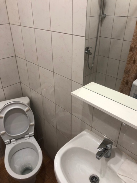 Фото: Сдам отличную новую студию в ЖК Одинцовский парк комфорт-класса всего за 24.500р в месяц.<br>Собственник. Сдаю без комиссии! Сдается впервые.<br>На территории развитая инфраструктура: многоуровневый паркинг, Детский сад, Школа, ТРЦ, супермаркет, пекарня, детские площадки и благоустроенные зоны отдыха, в том числе живописный Глазынинский пруд, где можно гулять.<br>Окна студии выходят на коттеджные посёлки и зеленую зону.<br>В студии есть все необходимое для проживания: холодильник, плита, вытяжка, спальня, шкаф, стиральная машина и т.д.<br>Чистый Подьезд со специальным заездом для колясок и инвалидов. Приятная консьерж. <br>С другой стороны за Минским шоссе есть лес.<br>Как добраться:<br>1. По Минскому шоссе 8 км. от МКАД (10 минут) на машине<br>2. От метро Парк Победы маршрутка #442 либо на машине (25-30 минут)<br>3. От белорусского вокзала 20 минут на МЦД до ж/д станции Одинцово (20 минут) далее маршрутка #8 (7-10 минут)<br>4. От метро Киевская маршрутка #454 (40 минут)<br>Стены в студии выполнены с шумоизоляцией, пожтому можно с ребенком.<br>По Оплате: первый месяц+залог. Залог можно разбить.<br>Телефон для связи + 79687833279<br>Сергей