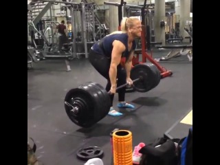 8-кратная чемпионка мира по армрестлингу Sarah Backman тянет 160 кг.